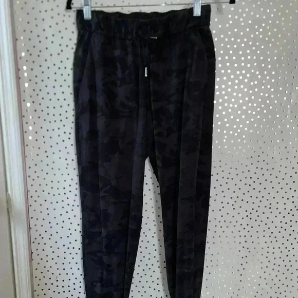 Lululemon On the Fly Jogger - Picture 2 of 8